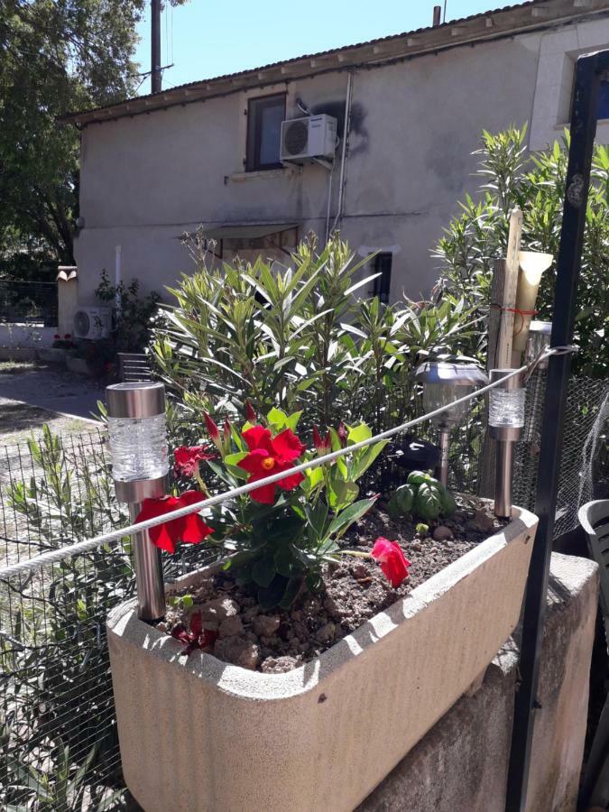 Le Rebattu 3 Appartamento Raphèle Esterno foto